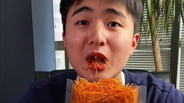 这家的辣条，就是辣没有甜味的那种！越吃越停不下来！！！ #无辣不欢 #零食推荐 #辣条