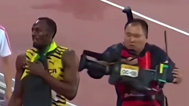 博尔特当时成为200米冠军，却被中国摄影师撞翻了
