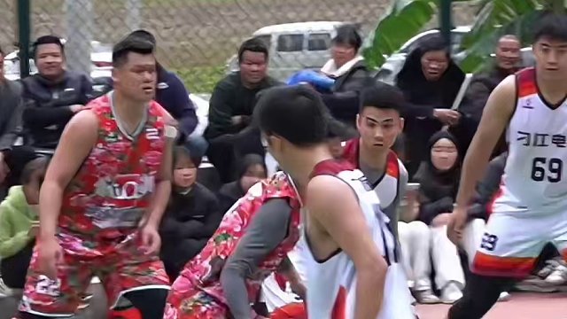 漓泉啤酒10号 都安球星 韦相丞
超强的滞空能力 空中换手挑篮
都安县九渡乡九如村那宜屯第一届“刁江