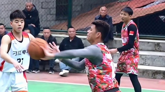 漓泉啤酒10号 都安球星 韦相丞
再次展示他的子弹传球 助攻队友
都安县九渡乡九如村那宜屯第一届“刁