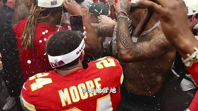 堪萨斯酋长队夺冠后的更衣室氛围，胜利的喜悦#堪萨斯城酋长卫冕超级碗 #美式橄榄球 #超级碗 #橄榄球
