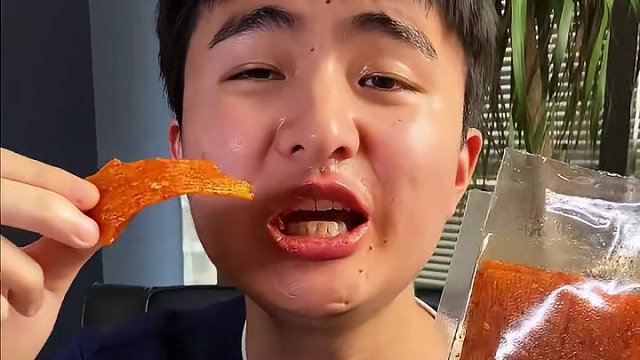 爆辣辣条，还得是我手中的这款。爱吃辣的宝子赶紧尝尝！！！ #无辣不欢 #辣条 #零食推荐