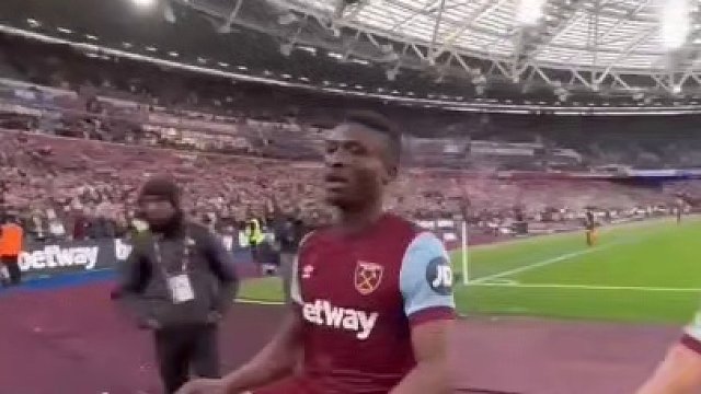 《跨越球门来看你》跟随摄影师的第一视角