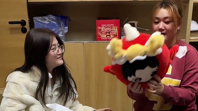 #会火编辑室 “其实艺人的礼盒有好多都在在路上，哪知道我们公司放假放这么早。”