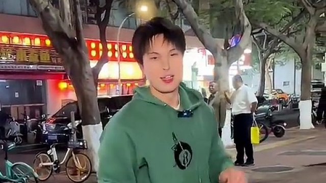 阿疯盘路边烧烤自助烧烤摊惊动城管，一波三折 像坐过上车似的#烧烤 #夜市里的烟火气 #街头美食 #自