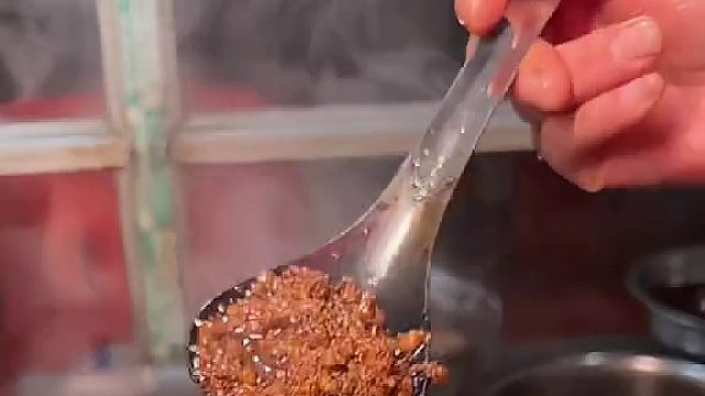 川渝吃货勇闯湖南！用一碗爽滑鲜粉开启辣不怕的挑战之旅，臊子全加还要盖上满满辣椒，这味道怪不得两点都还