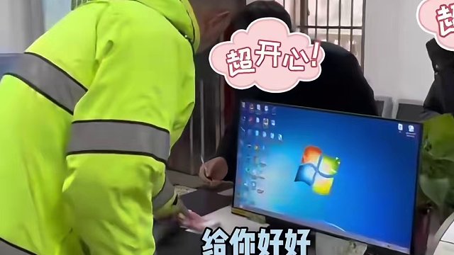 什么？！地上有钱却没人捡？网友：吸烟大叔定力可以