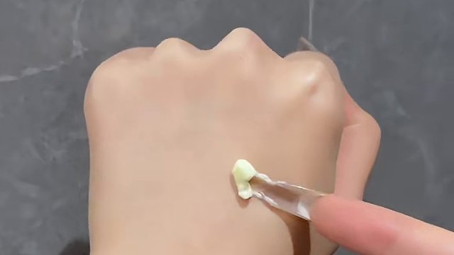 冬天的底妆用来用去还是得靠它！卡粉斑驳起皮的你就去用，一用一个不吱声！#底妆#卡粉#妆前乳