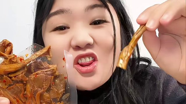 这个香辣鸭脆肠真的绝了！！QQ弹弹！卤的也相当入味,太过瘾了！！#鸭肠#解馋小零食