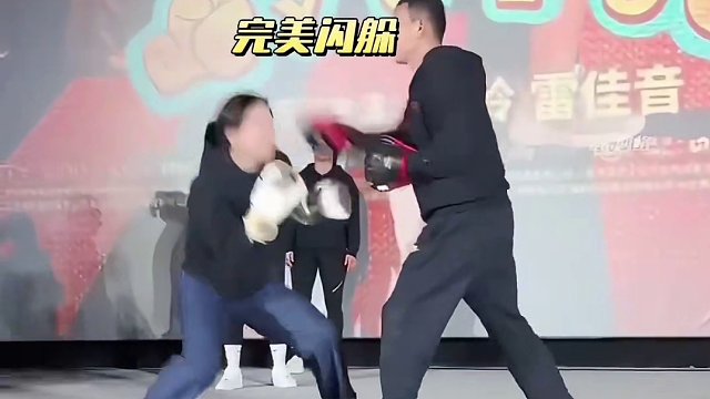 贾玲路演现场打拳击，贾玲打拳有种溢出屏幕的生命力，好鲜活#娱乐评论大赏 #电影热辣滚烫 #贾玲张小斐