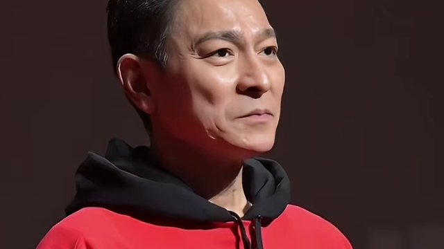 #刘德华 电影 《红毯先生》上海路演 #华仔 和台下粉丝互动比心♥️#娱乐评论大赏