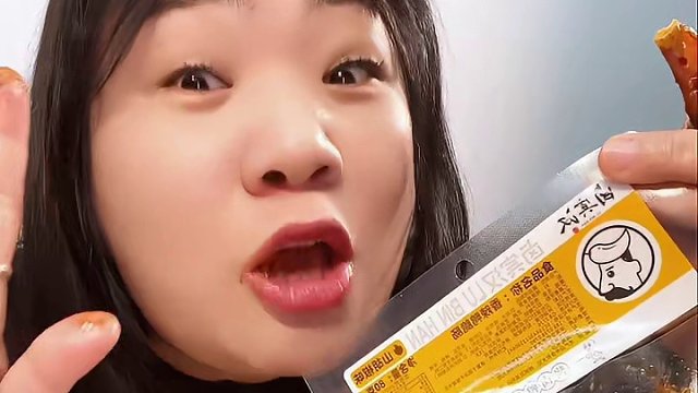 吃起来嘎嘣脆的香辣鸭脆肠，有香辣山胡椒2种口味，太好吃了！#无辣不欢的吃货#追剧小零食