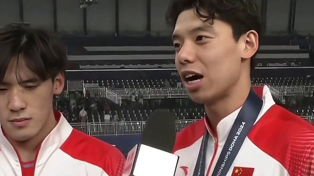 #潘展乐 神魔无惧志在千里，这个金牌太可贵了，赛后采访四人#张展硕 与#季新杰 也是感受颇多，如今我