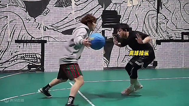 回复 @紫气澎湃的评论 那就再来一条实战视频。最近很火的招数，离球操纵。和自己发明的街球动作，炸球诱