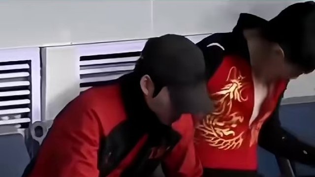 #林孝埈 摔出赛道躺在冰面上的那一刻或许想了很多吧#短道速滑