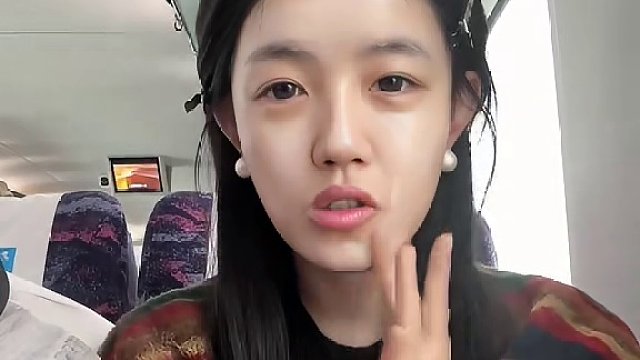 又准备上班了！上班摸鱼时间到！高铁快速撸个妆开始新的一年打工！有谁还在家躺平吗？说出来让我嫉妒一下！