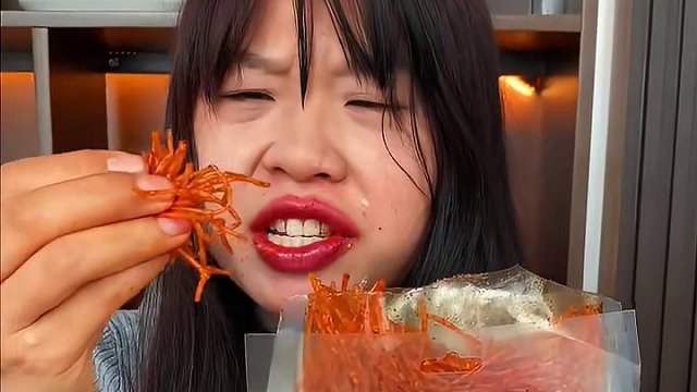 你们敢来挑战吗，就是我手上这个魔鬼辣丝，纯辣没有甜味的。 #好吃到停不下来 #追剧小零食 #妈呀太香