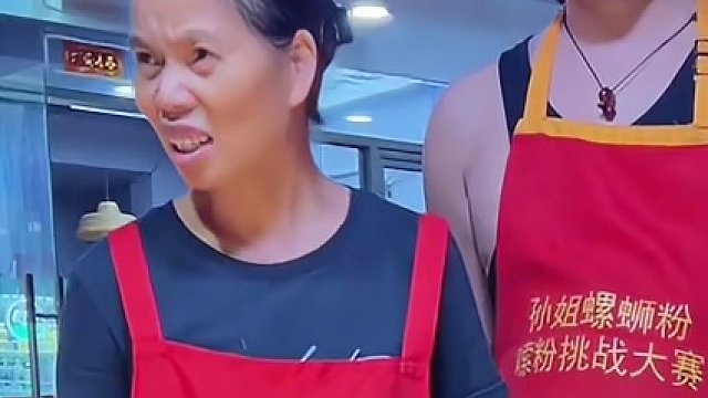 看着挺斯文的美女，要拿走5000元现金~#螺蛳粉