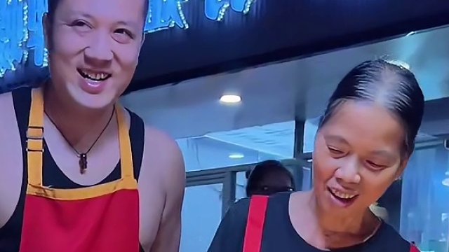 龙卷风又双叒叕来挑战了！这次带走阿姨5000块！#螺蛳粉