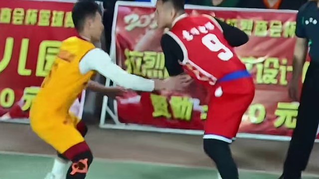 都安第一球星 拉烈球星 覃宝凤
后转身滑突破上篮 行云流水 
2024年拉烈镇拉烈商会杯篮球赛
#河