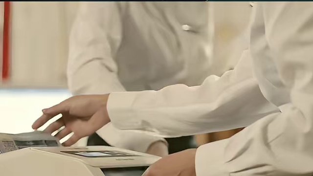 黑白交锋直面人性贪婪，一场酣畅淋漓的终极对决即将拉开序幕！#张颂文 #姚安娜 #猎冰 #电视剧 #鹅