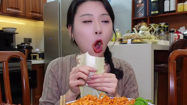 过年期间"妈见打套餐"安排到位！4包火鸡面、一盘炸串、一盘香肠一顿霍霍~#火鸡面 #炸串 #妈见打 