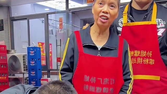 广东帅哥挑战1分钟吃完~阿姨血亏5000块~#螺蛳粉