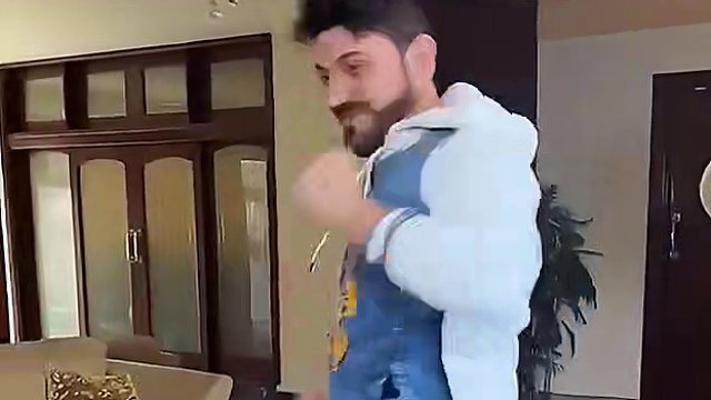 #老外真会玩 #国外视频分享 #歪果仁系列 #搞笑配音 #外国萌娃 小伙该怎么过去呢，看起来好像有点