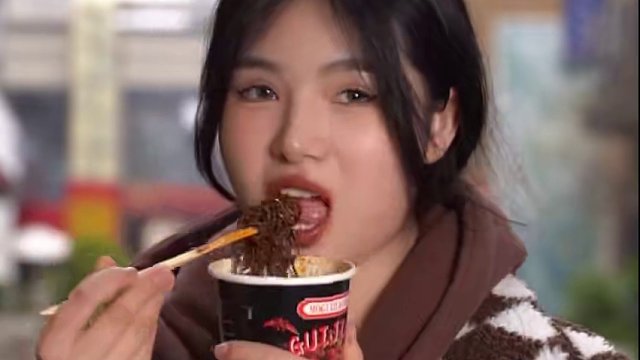 小姐姐一下没搂住，要给我们吃破产了 #吃辣挑战 #鬼椒面挑战 #速食美食