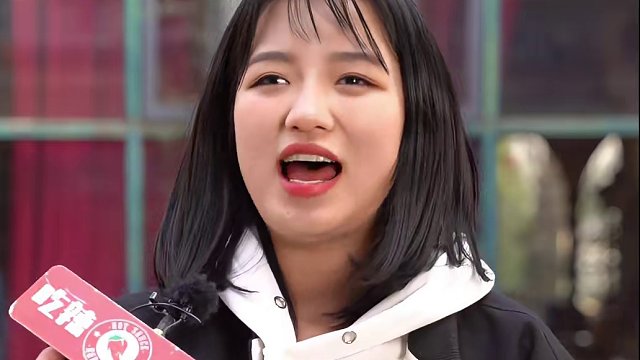 论谁能逃得过村口大妈的嘴啊 #吃辣挑战 #鬼椒面挑战 #速食美食