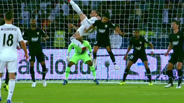 足球赛场那些逆天的超级弹跳瞬间，球王C罗真的身体素质真的太强了#dou来足球季 #足球的魅力 #C罗