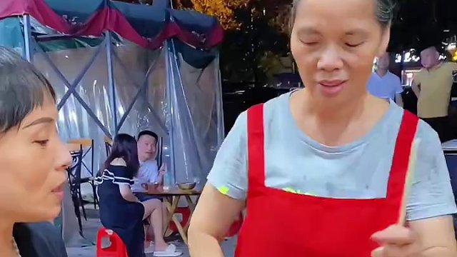 柳州本地美女，第一个挑战先吃蛋？阿姨血亏500块~#螺蛳粉