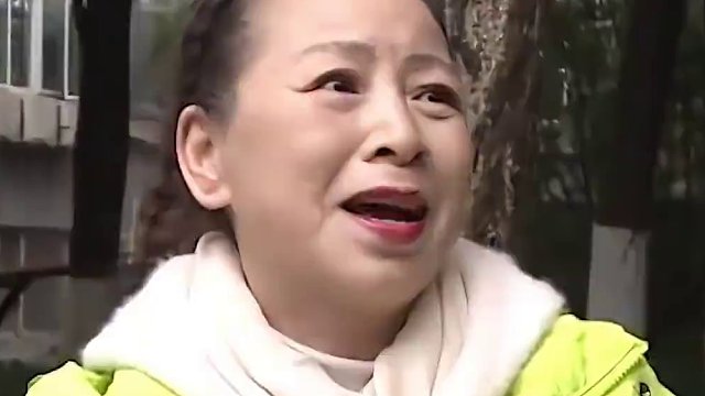 我把嬢嬢放心上 嬢嬢把我挂网上！谁来抱抱他们！#重庆 #搞笑 #好心人 #重庆嬢嬢把好心人挂网上