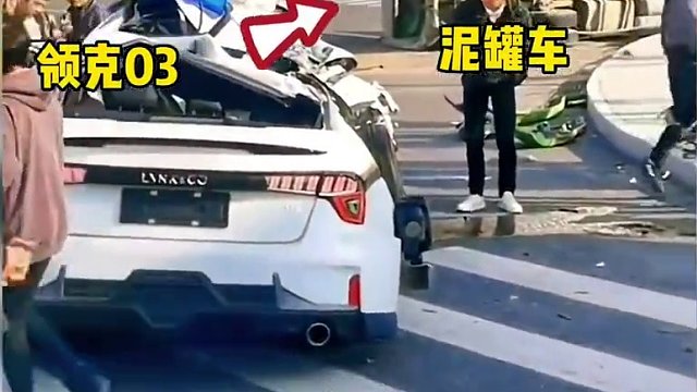 领克03直接撞翻泥罐车！#领克 #车身 #安全