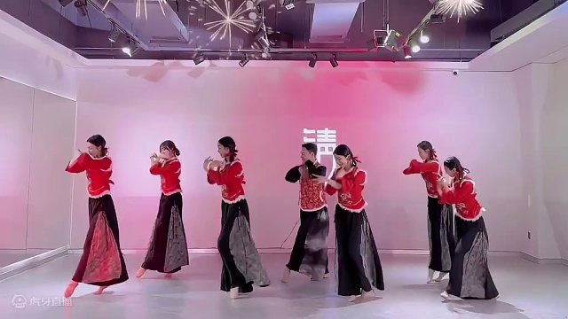 给大家来个喜庆的，开开心心过大年啦！#古典舞 #原创 #新春祝福 #花式过大年 #最亲的人舞蹈