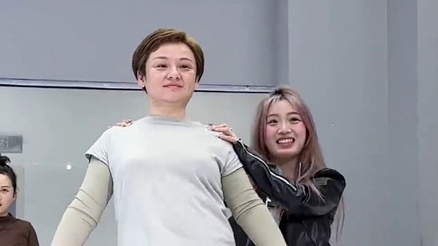 52岁大姐姐零基础学舞蹈，短短的五分钟就已经有两位舞蹈老师手把手教学了 #舞蹈 #成人零基础舞蹈培训