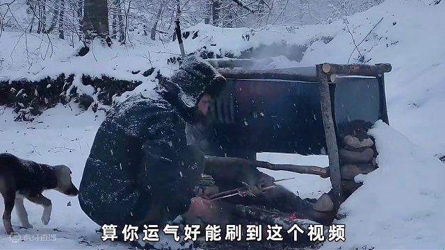 男人在零下三十度的西伯利亚，搭建出保鲜膜小屋居住，后期更是徒手把山洞挖空，升级成更精致的庇护所#荒野