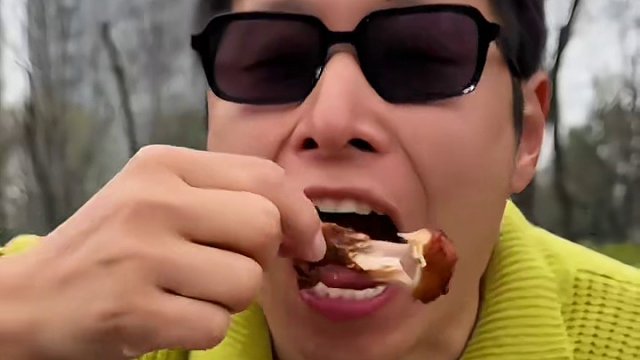 连路过的狗子都忍不住停下来闻一闻！#喜姐炸串 8.8五个的生炸爆汁大翅根确实香～#谁懂这一口的好吃程