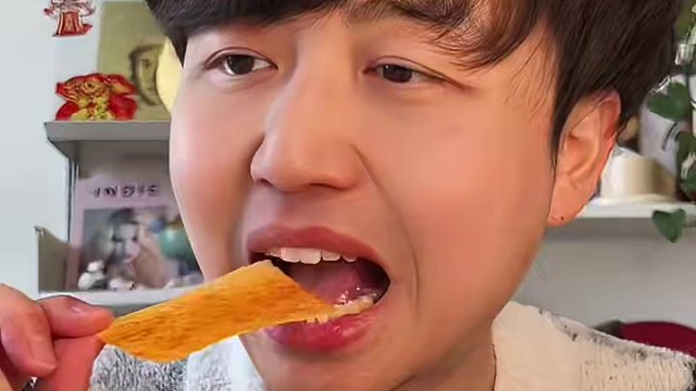 没想到辣片居然能这么脆！#谁懂这一口的好吃程度 #辣条永不过时 #辣条 #辣片 #童年大辣片