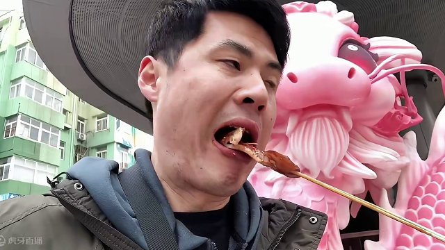 在青岛台东恣儿街吃《铁板鱿鱼》很香很嫩很好吃#美食探店 #美食vlog #记录真实生活 #路边摊美味