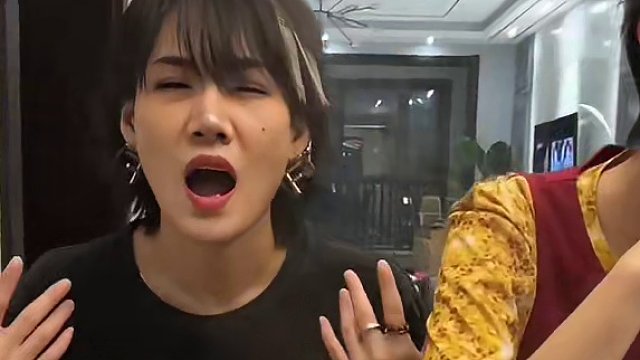 你们说： 火锅并没有插电… 
不好意思今天录视频来着 10 点 开播 
#反方向的钟 #周杰伦 #翻