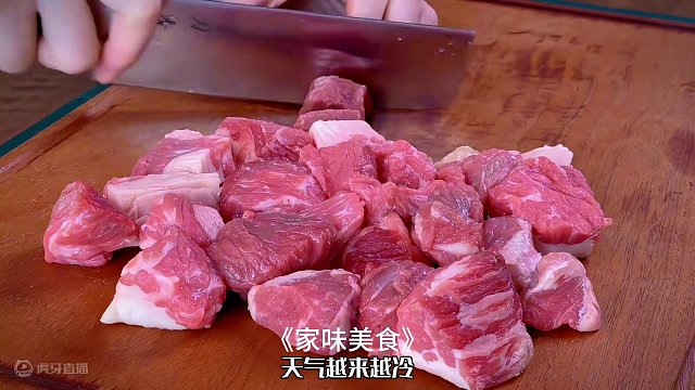 炖牛肉的时候一定要三放两不放，这样炖出来的牛肉才会嫩而不柴
