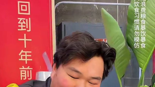 外卖小哥中途休息来挑战5两小面，各行各业都不容易，都是为了生活#重庆小面 #重庆美食 #这一碗好过瘾