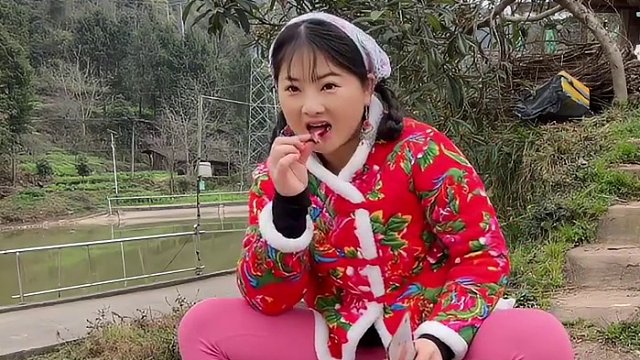 户外烧柴火挑战自制竹筒饭，忙活半天却翻锅了，算成功还是失败？ #杨美丽流浪记 #农村美食 #乡村生活