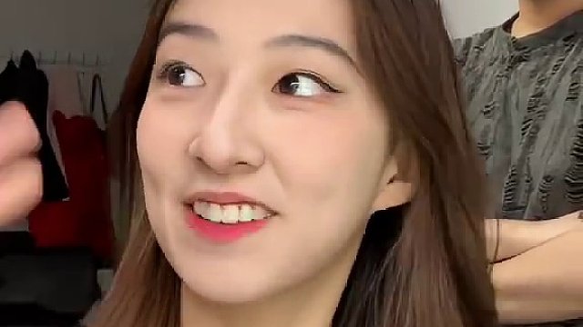 寒假在家我妈不让我染头？但是我自有办法！！家人们这个发色怎么样！#染发 #自己在家染头发