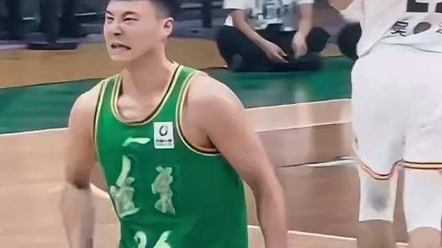 杨导和小手的表情太逗了！#辽宁男篮 #杨鸣