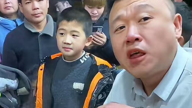 黑龙帅哥来挑战5两螺蛳粉！你觉得他能挑战成功吗？#螺蛳粉