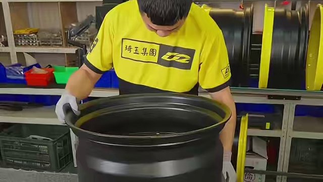 魔鬼藏在细节里！ 
#廖洋玩车 #赛车手 #赛车手日常 #TWR #d2