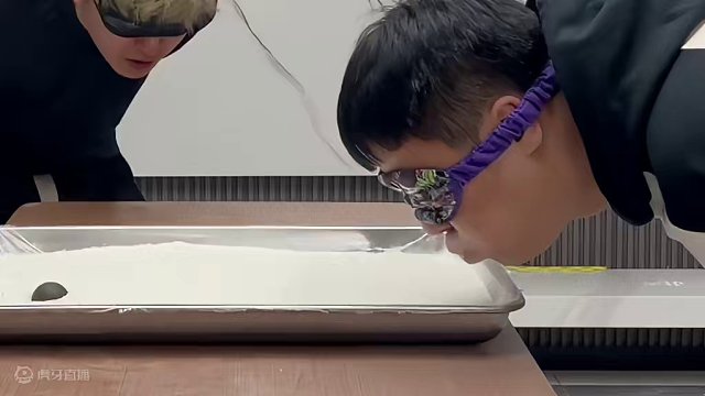 面粉吹乒乓球 室内怎么下雪了呢#吹乒乓球挑战 #办公室游戏 #随拍 #看一遍笑一遍 #综艺搞笑