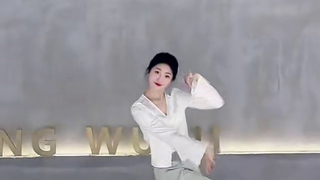 梨花香，缠着衣角掠过熙攘 #古典舞 #翻跳 #梨花香 #身韵 #古风 编舞评论区艾特一下吧